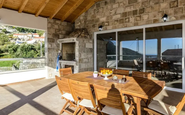 Villa Pave - Six-bedroom Villa With Terrace and Swimming Pool