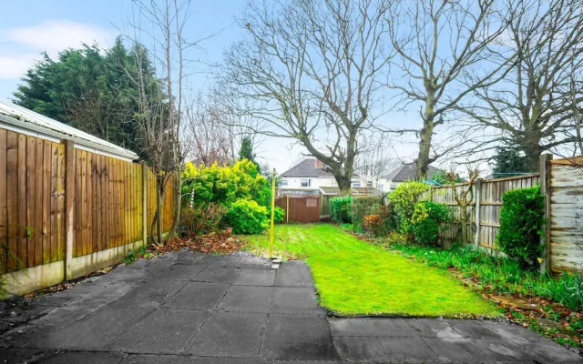 Stylish Three Bedroom Retreat With Garden
