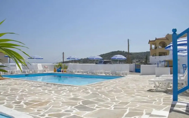 Blue Dolphin Studios & Apartment