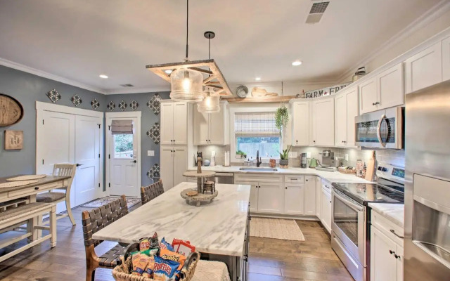 2 Mi to Downtown: Luxe Greenville Retreat!