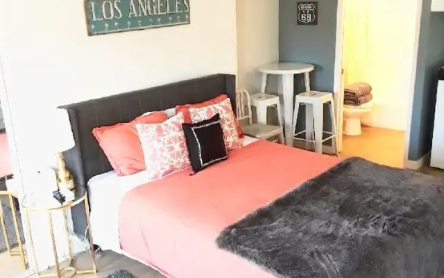 Venice Beach Studio #C - 1 Block to the Beach!