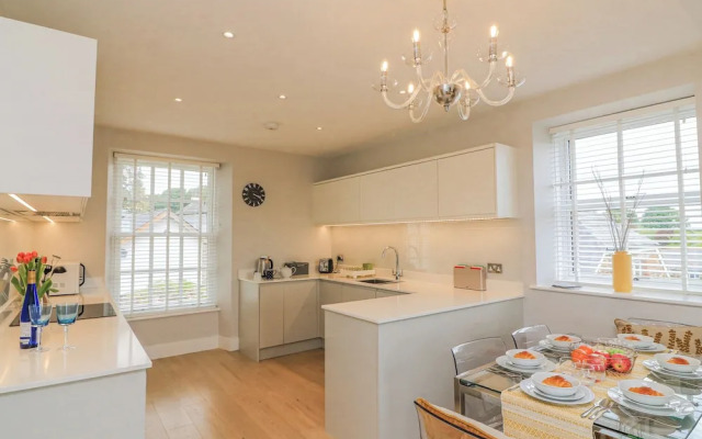 4 The Manor House Hillfield Village