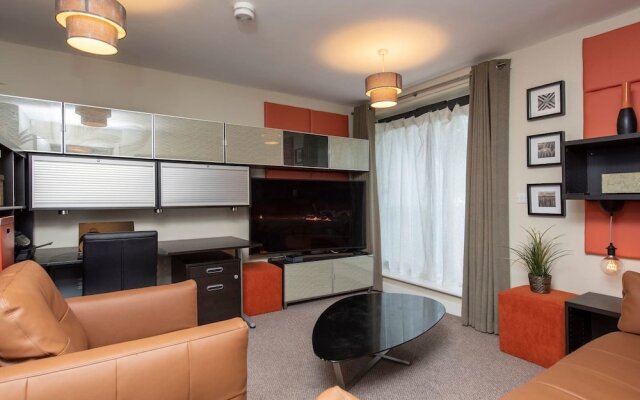 Lovely 2 Bed Flat - Airport/piccadilly Friendly