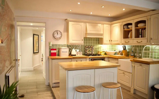 Central, Garden Flat, Sleeps 4, Perfect Location