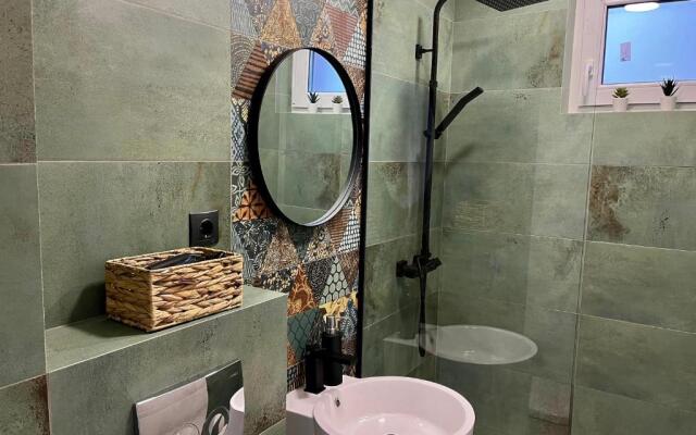 Alexander Cozy Apartment FREE PRIVATE PARKING