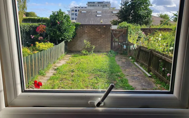 17 Spring Close Service Apartment