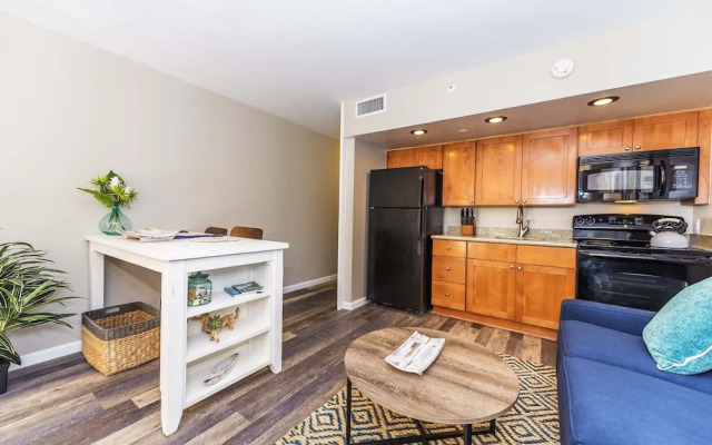 Royal Kahana 318 Studio Bedroom Condo by RedAwning