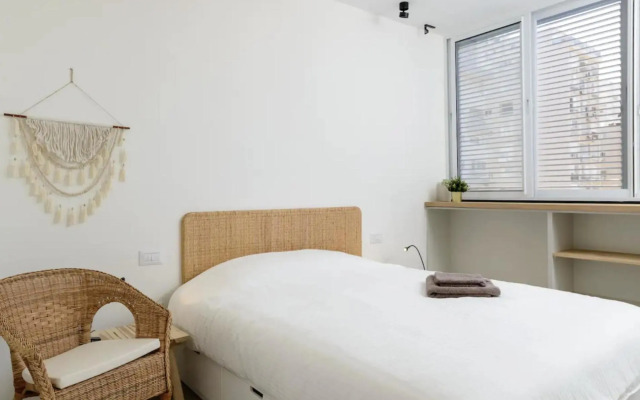 Stylish & Spacious 3 bedroom apartment by the Sea