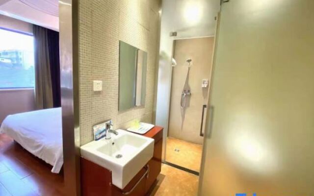 Yixuan Hotel (Zhoukou Passenger Transport Center Station)