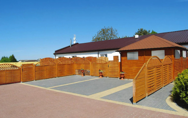 Terraced House With Pool and Sauna, Sieciemin