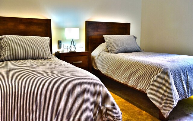Chic Jungle 2 BR Condo by Happy Address