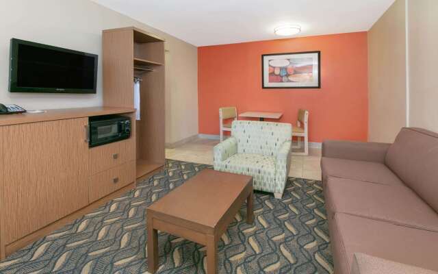 Days Inn & Suites by Wyndham Arlington Near Six Flags