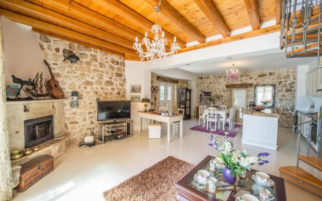 Villa Siorra by MediterraneanVillas