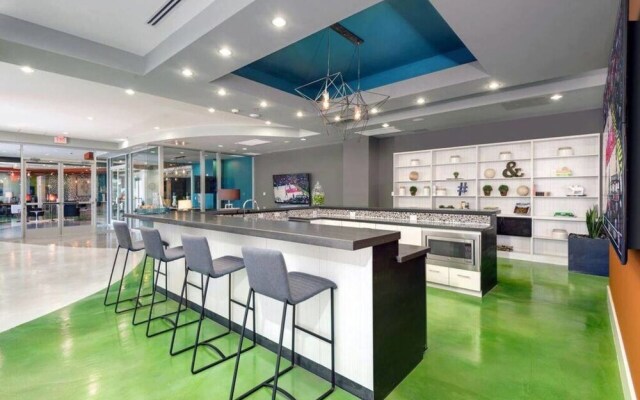 Modern 2BR Apt 3min From Convention Center