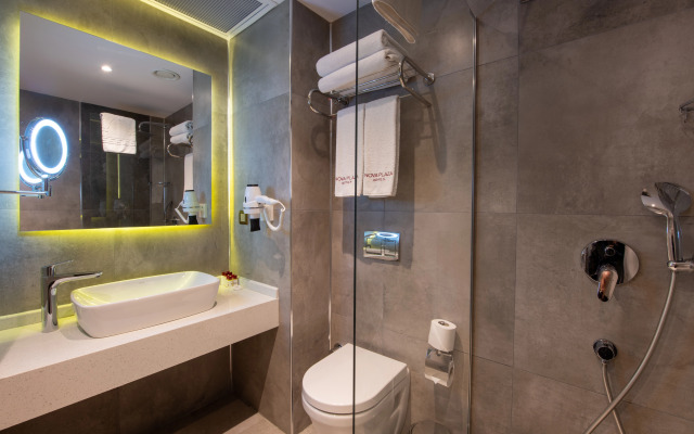 Nova Plaza Crystal Hotel