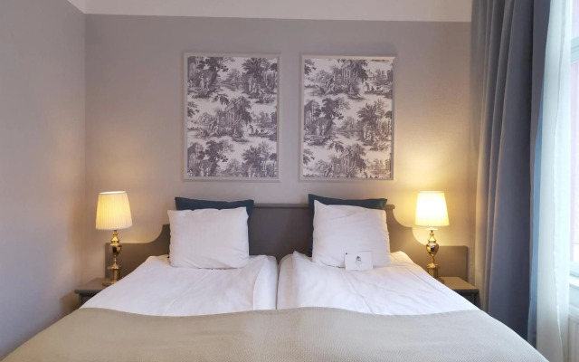 Crystal Plaza Hotel