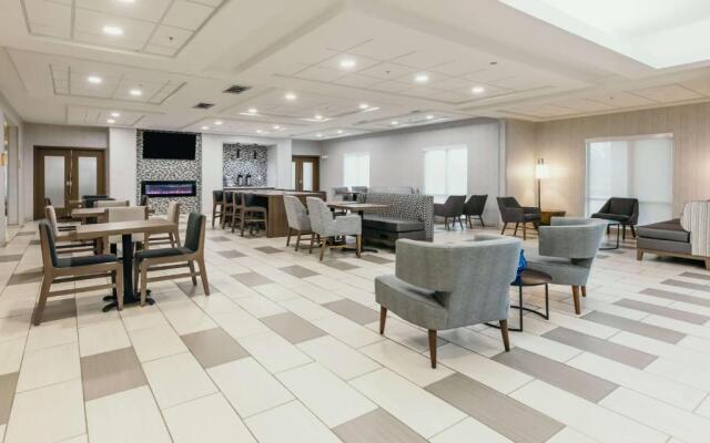 Howard Johnson by Wyndham Bole Plaza Chengwu