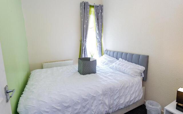 4 Beds Sleeps 6 - Elegance Leisure Stay, Burnley