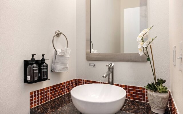 Mid-century Mod Retreat Near Old Town – Free Bikes