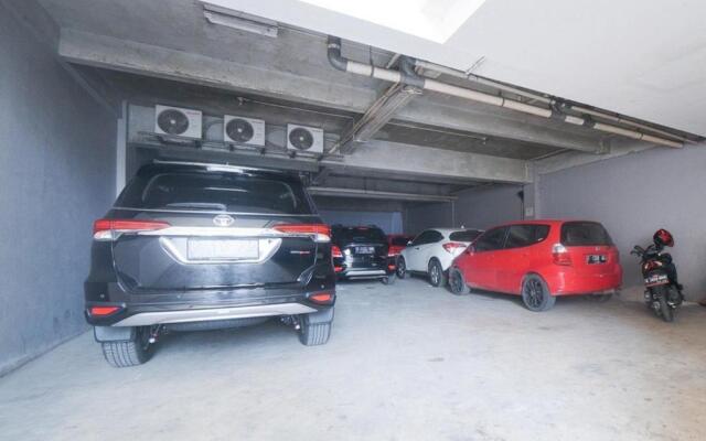 RedDoorz Plus near Green Pramuka Square Mall