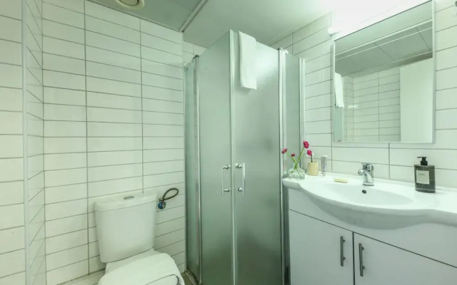 Studio apt w balcony and Kitchen