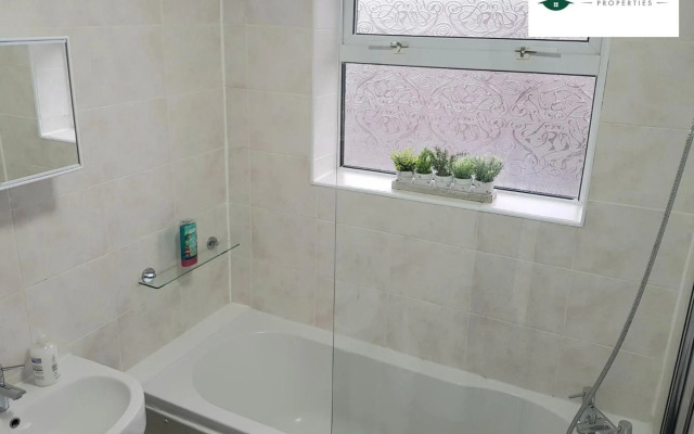 Classy 3-Bedroom MAC House with Garden - Pool Table - Netflix