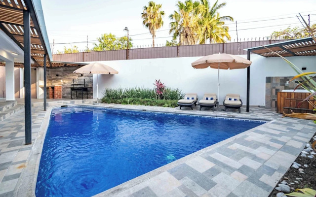 Spacious House Pool & Jacuzzi