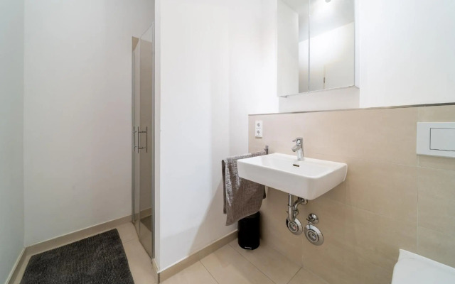 2 Bedroom Mauerpark-Apartment, Berlin Mitte View calendar