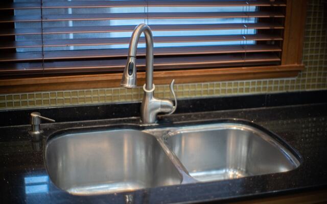 Chic 2BR near Little Italy 5min to Metro