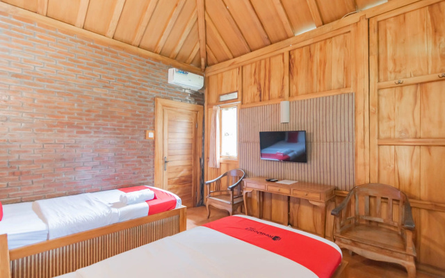 RedDoorz Premium @ Joglo Garut Cottage Syariah – Guest Rooms – Garut