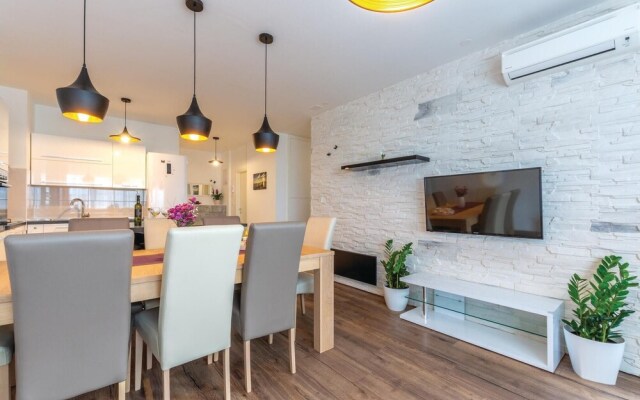 Nice Apartment in Split With 3 Bedrooms and Wifi