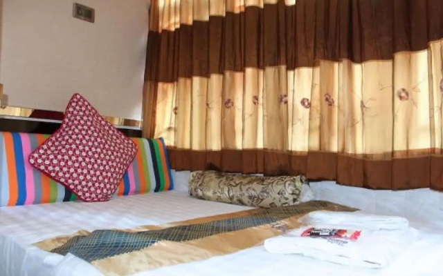 Room in Guest Room - Standard Family Room Mere Steps Away From Mira Place 1