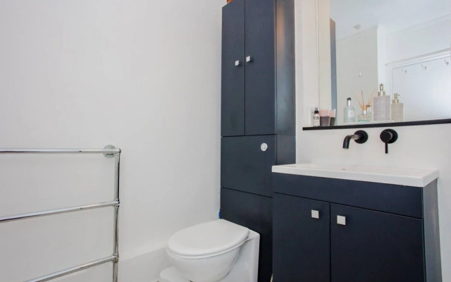 Fantastic Central Apartment With Balcony in Fitzrovia