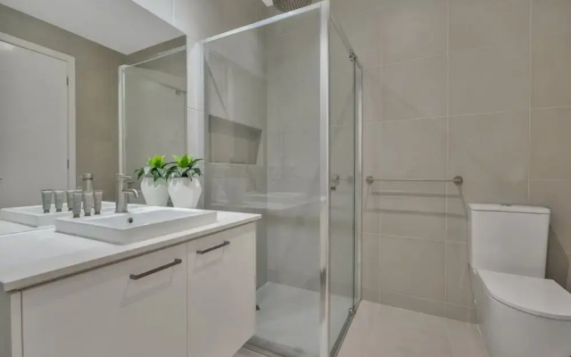 Oceanview Luxury With Dedicated Workspace