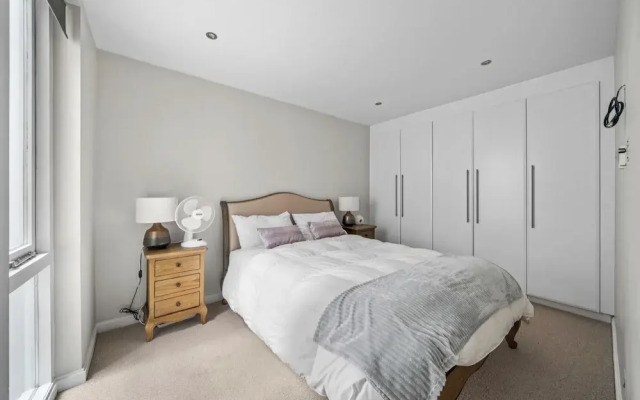 3 Bed City Centre House Sleeps 6 - Parking, Wifi