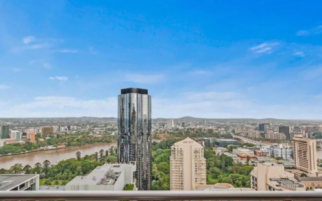 2BR Stunning Views CBD Pool Gym Netflix