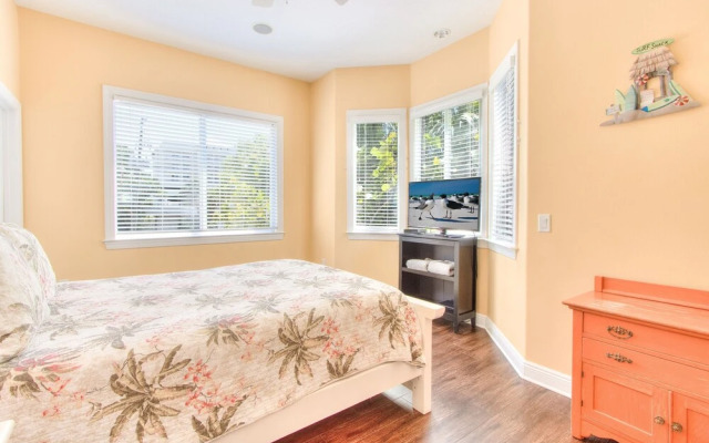 Bayway Luxury Townhome 4 Bedroom Townhouse by RedAwning