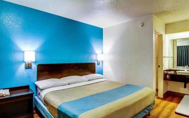 Motel 6 Florissant, MO