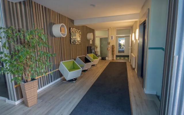 Check Inn Hotel
