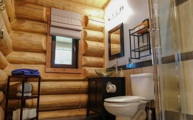 Beautiful Log Chalet Near Fernie, BC