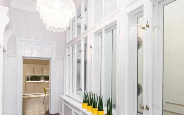 BpR Sophisticated Astoria Suite with Balcony