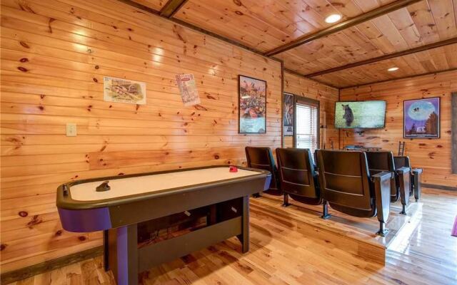 Standing Bear Lodge - Five Bedroom Cabin