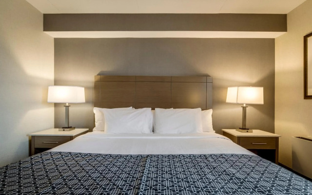 Monte Carlo Inn Airport Suites