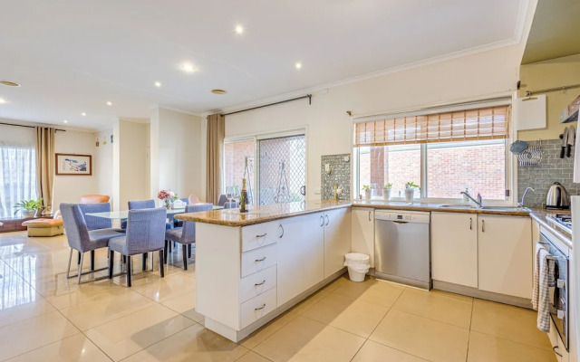 StayAU Family Home in Caroline Springs