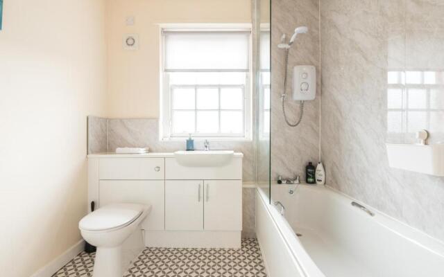 Sunny & spacious Royal Mile apt dating from 1677