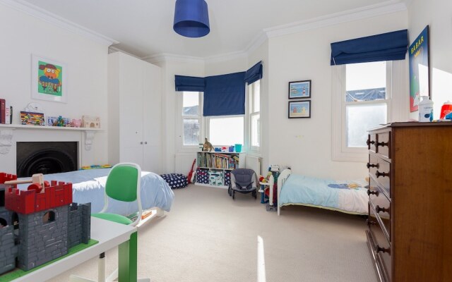 4 Bedroom Family House Near Shepherd's Bush