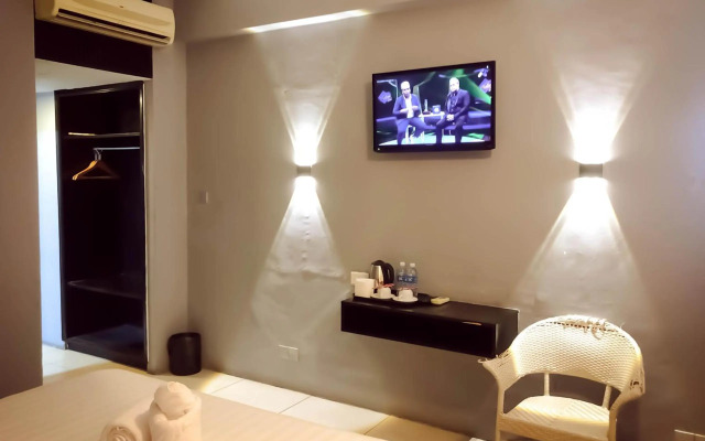 OYO 89619 De Choice Hotel