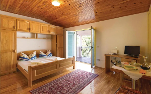 Two-Bedroom Apartment Makarska with Sea View 03