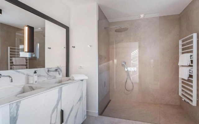 Modern flat in Merano with outdoor shower