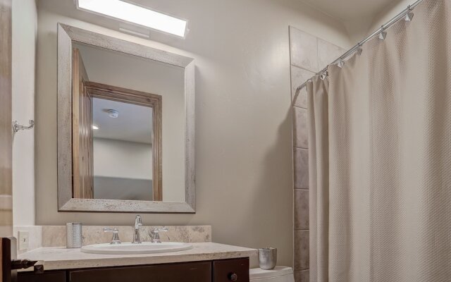 High Ceilings, Natural Light- 3 Bedroom Arrowhead Ge Condo by RedAwning